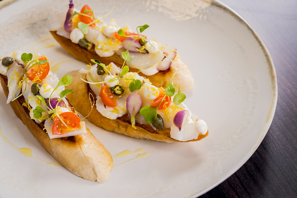 DORSCHBRUSCHETTA MIT ZITRONENMAYO UND KNACKIGEM GEMÜSE