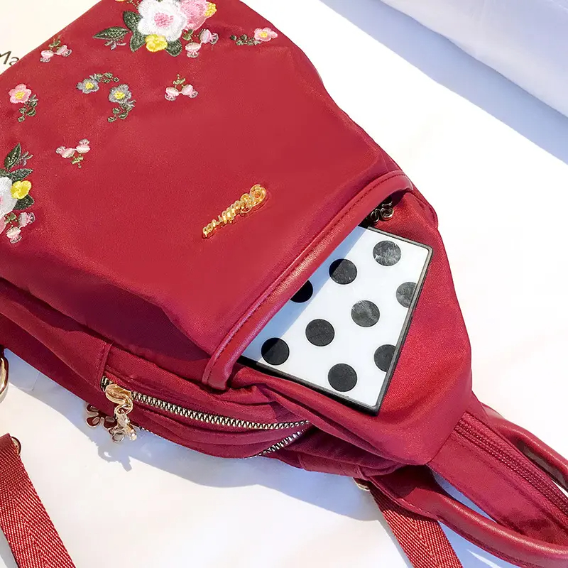 Divatos hímzett utazó hátizsák, hordható a testen vagy a vállon