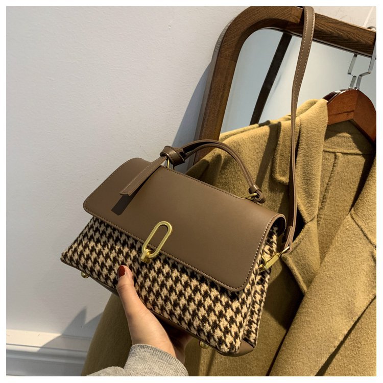 Új - Szögletes válltáska