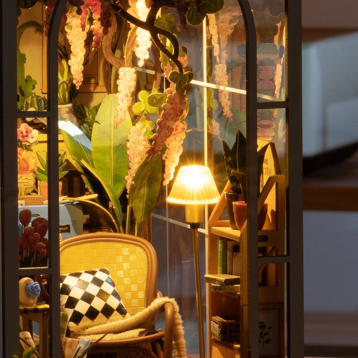 Rolife Book Nook Shelf Insert - Holiday Garden House TGB06