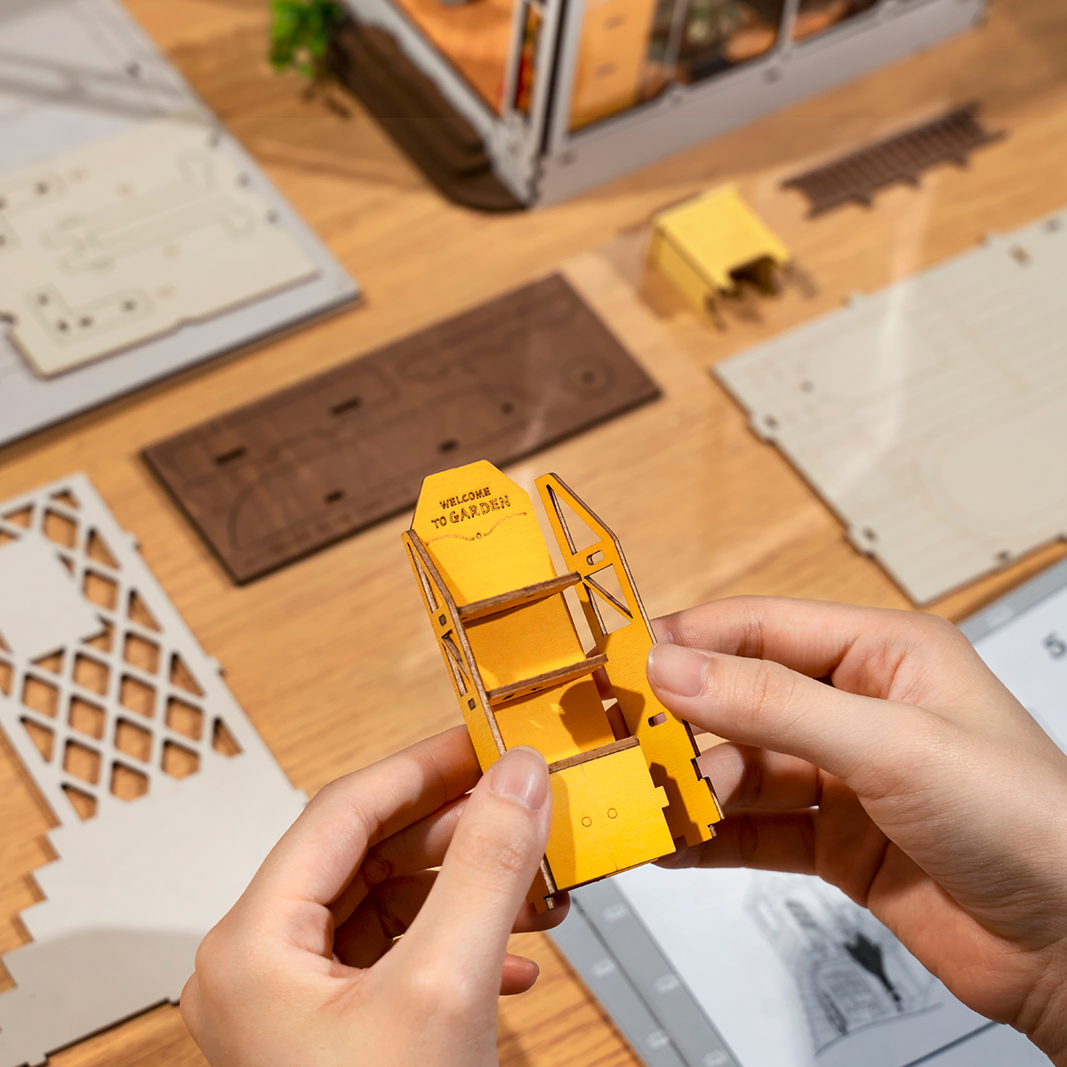 Rolife Book Nook Shelf Insert - Holiday Garden House TGB06