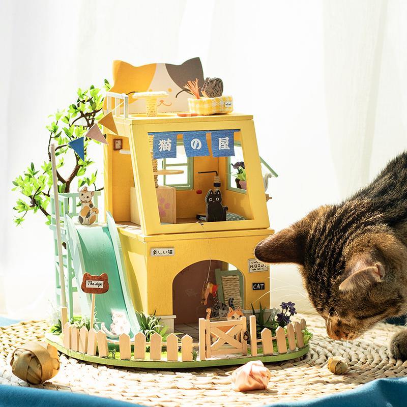 miniature dollhouse cats