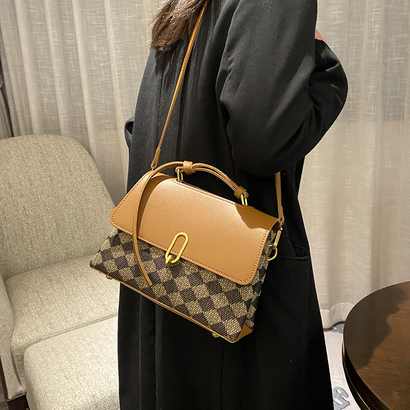 Ново през 2022 г. - малка квадратна чанта през рамо