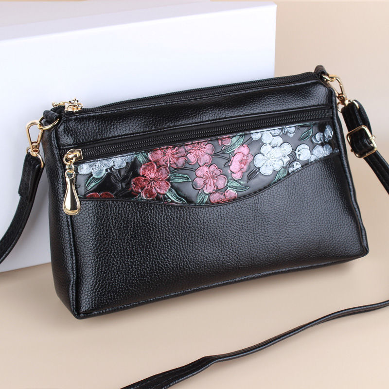 Нова кожена чанта за през рамо с цветя