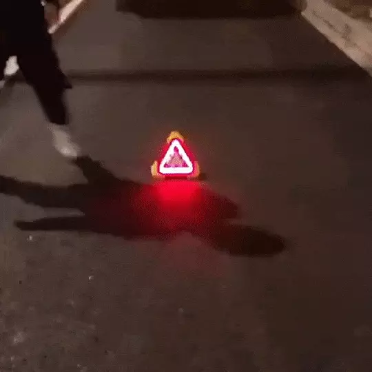 🔥Hot Sale 🔥 2-IN-1 Emergency Triangular Roadside Warning Light