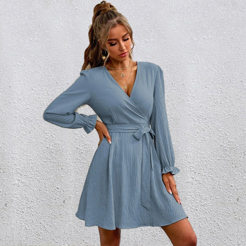 Seksowna sukienka z dużym dekoltem w serek