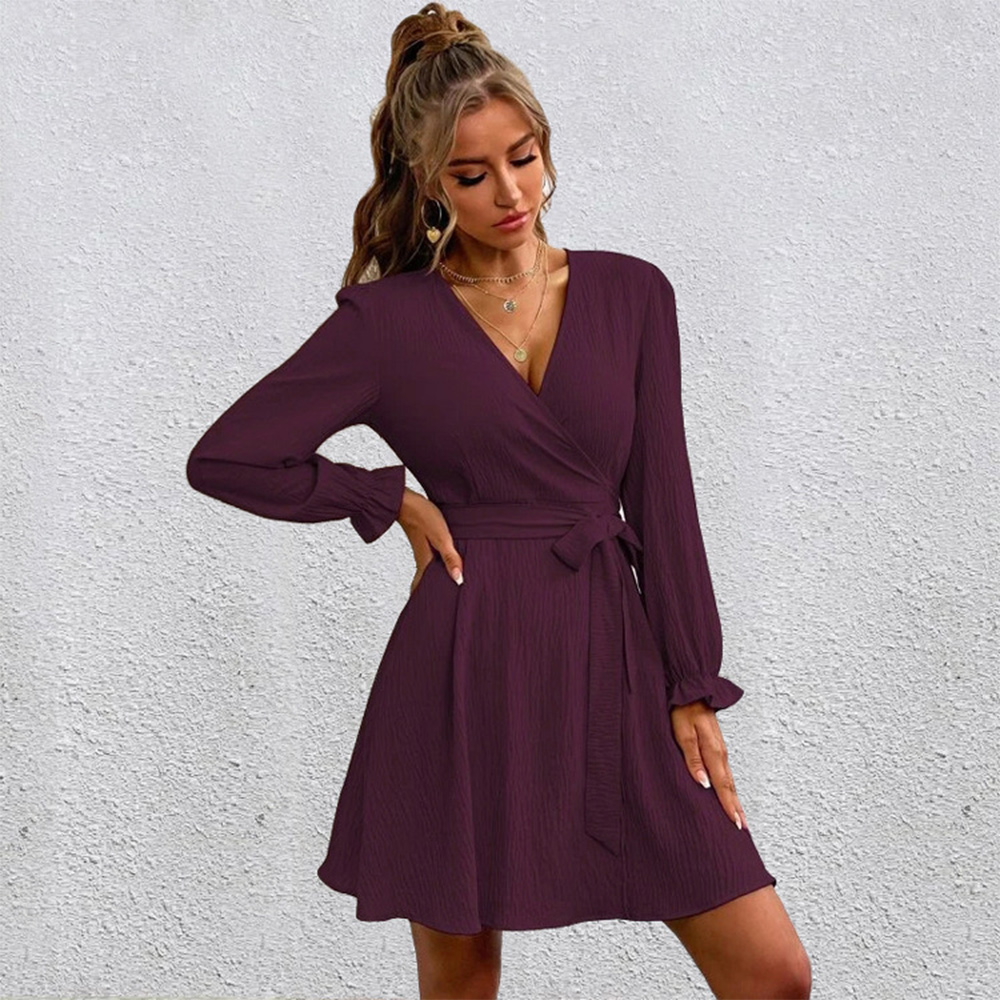 Seksowna sukienka z dużym dekoltem w serek