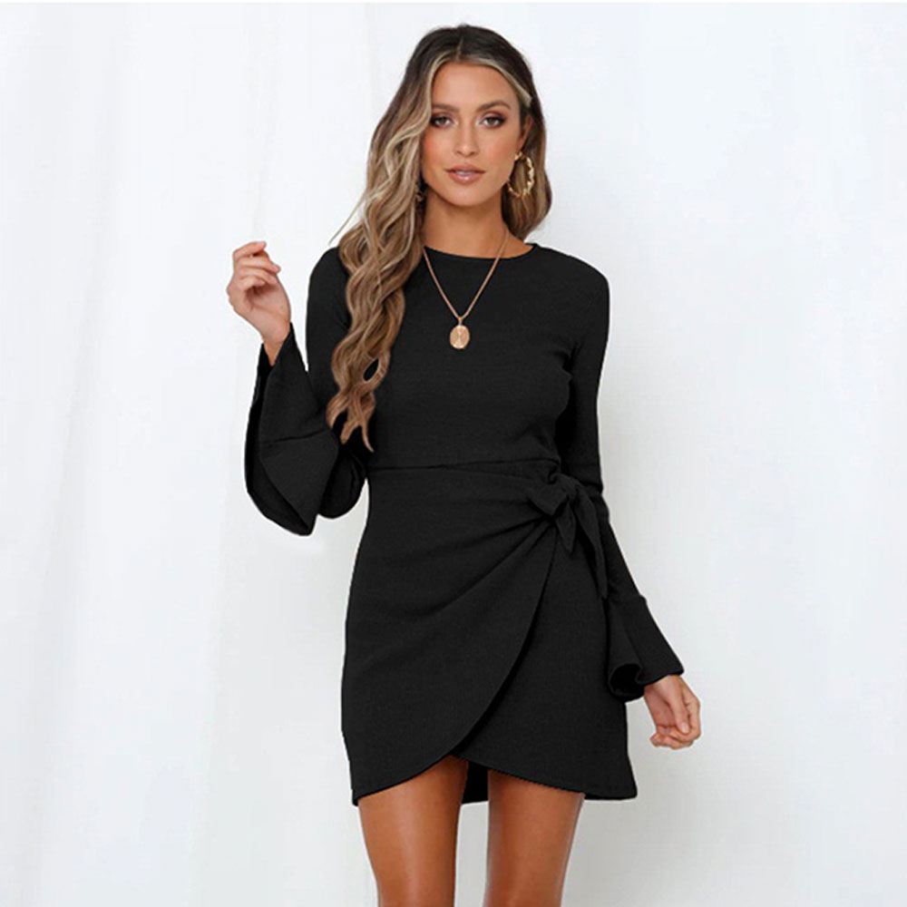 dopasowana sukienka z muszką