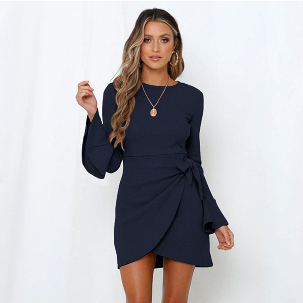 dopasowana sukienka z muszką