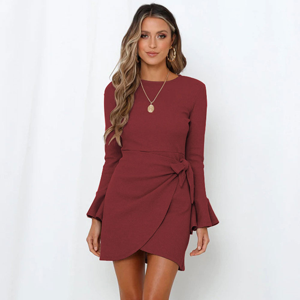 dopasowana sukienka z muszką