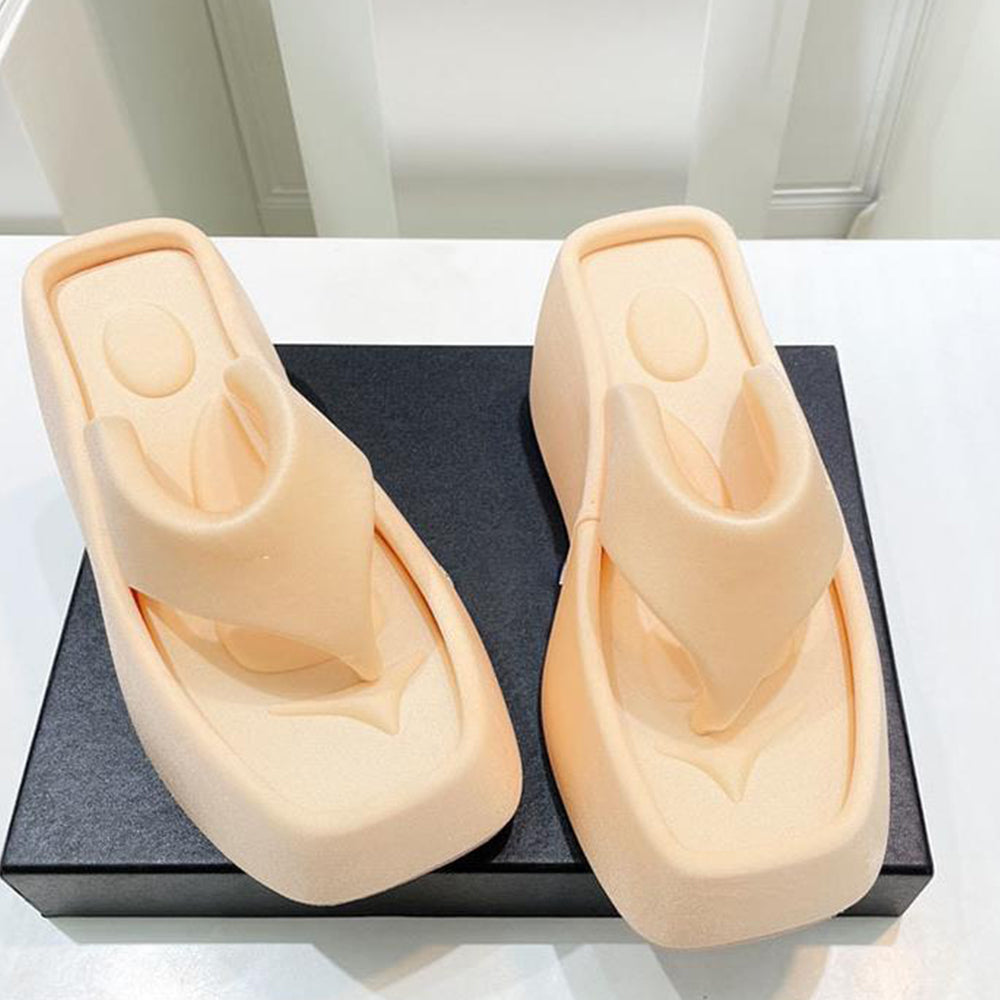 Nuove infradito estive con zeppa a punta quadrata