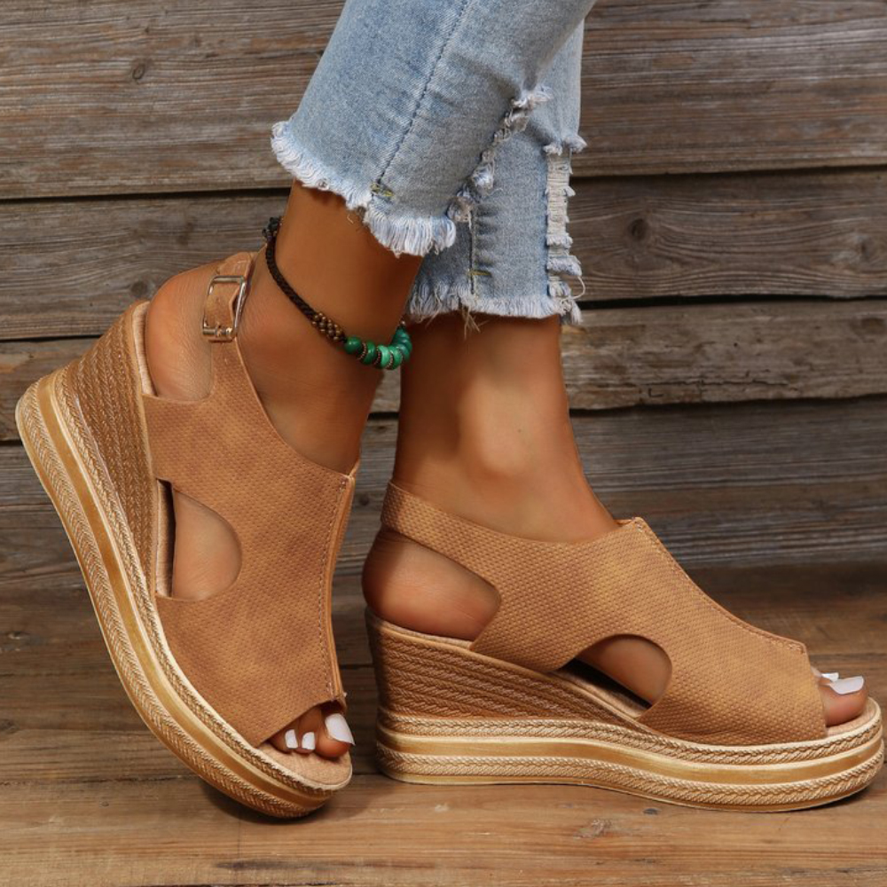 Lodowylabedz Rzymskie sandały na koturnie z odkrytymi palcami i sprzączką