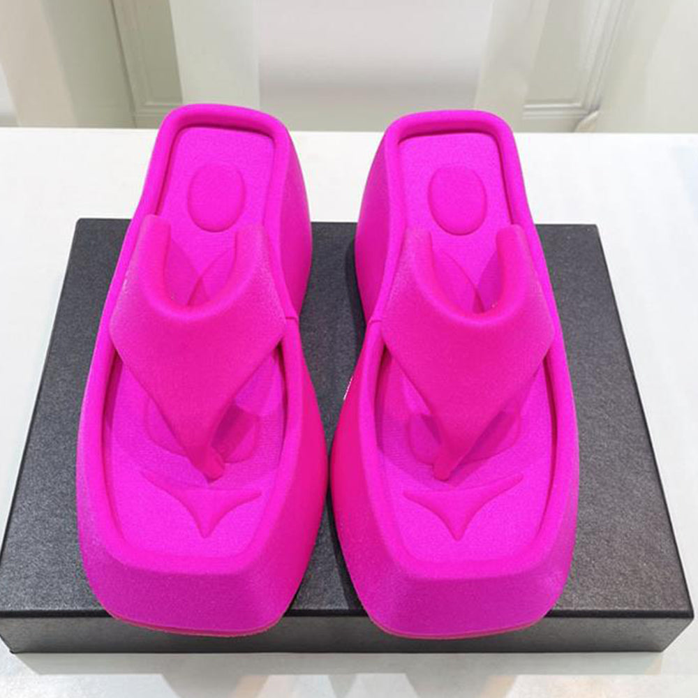 Nuove infradito estive con zeppa a punta quadrata