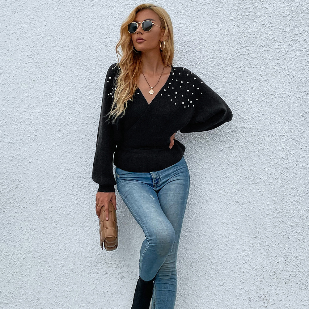 Sweter z dzianiny ze skrzyżowanym dekoltem w szpic i perłowymi rękawami