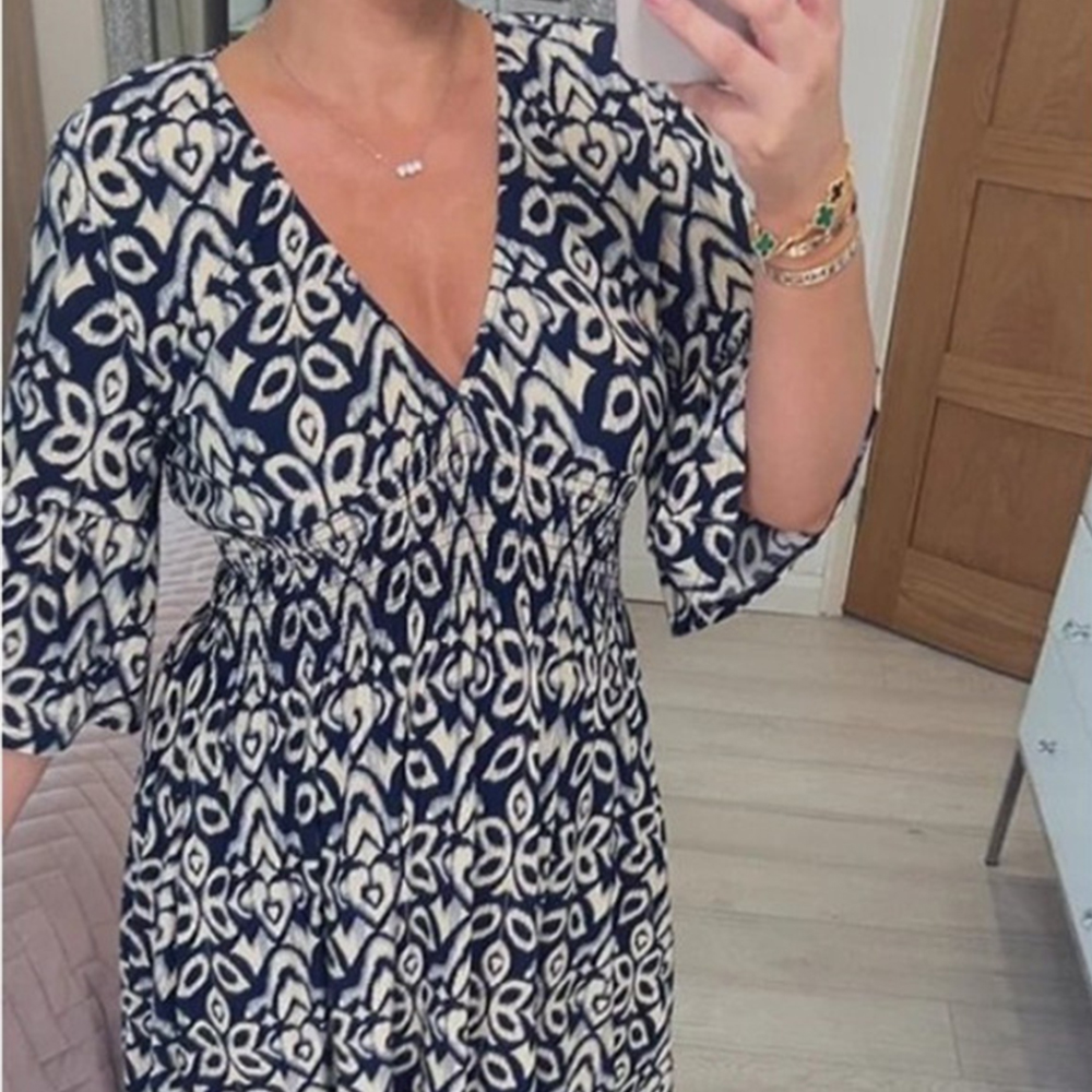 Lodowylabedz Sukienka plus size w kwiaty z dekoltem w serek