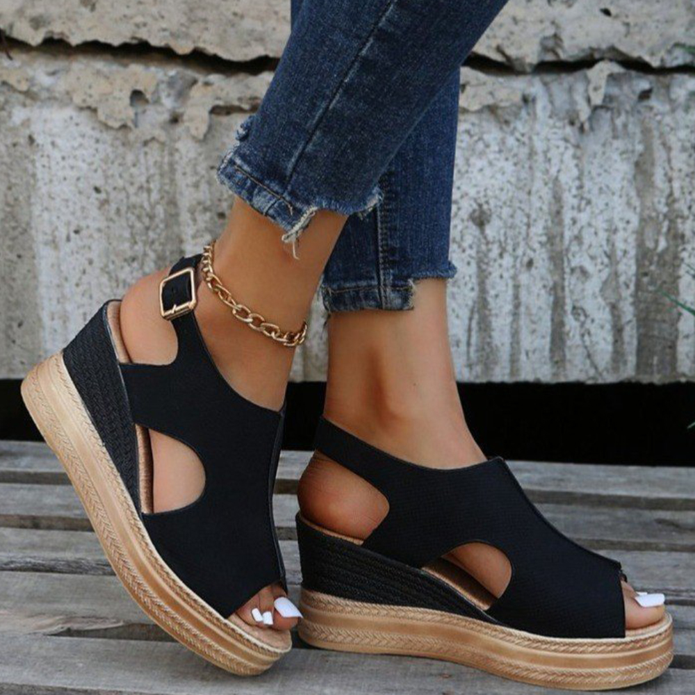 Lodowylabedz Rzymskie sandały na koturnie z odkrytymi palcami i sprzączką