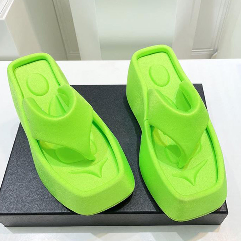 Nuove infradito estive con zeppa a punta quadrata