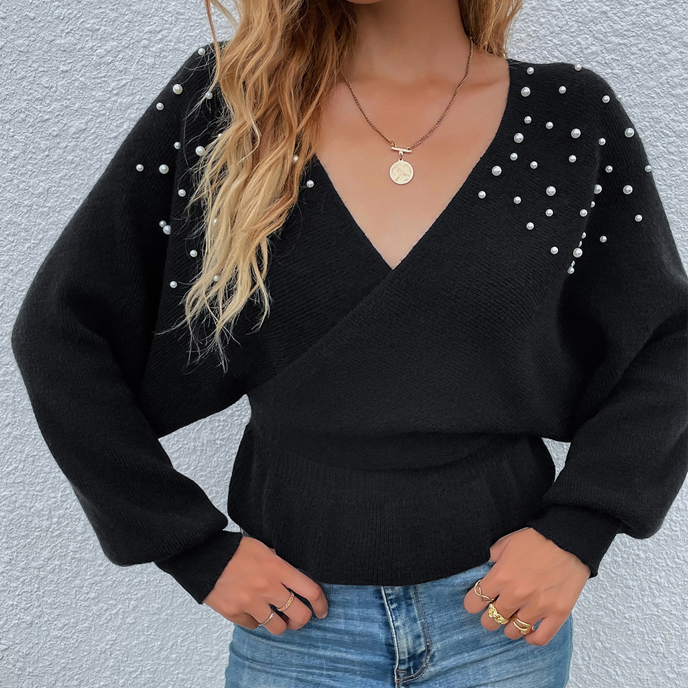 Sweter z dzianiny ze skrzyżowanym dekoltem w szpic i perłowymi rękawami