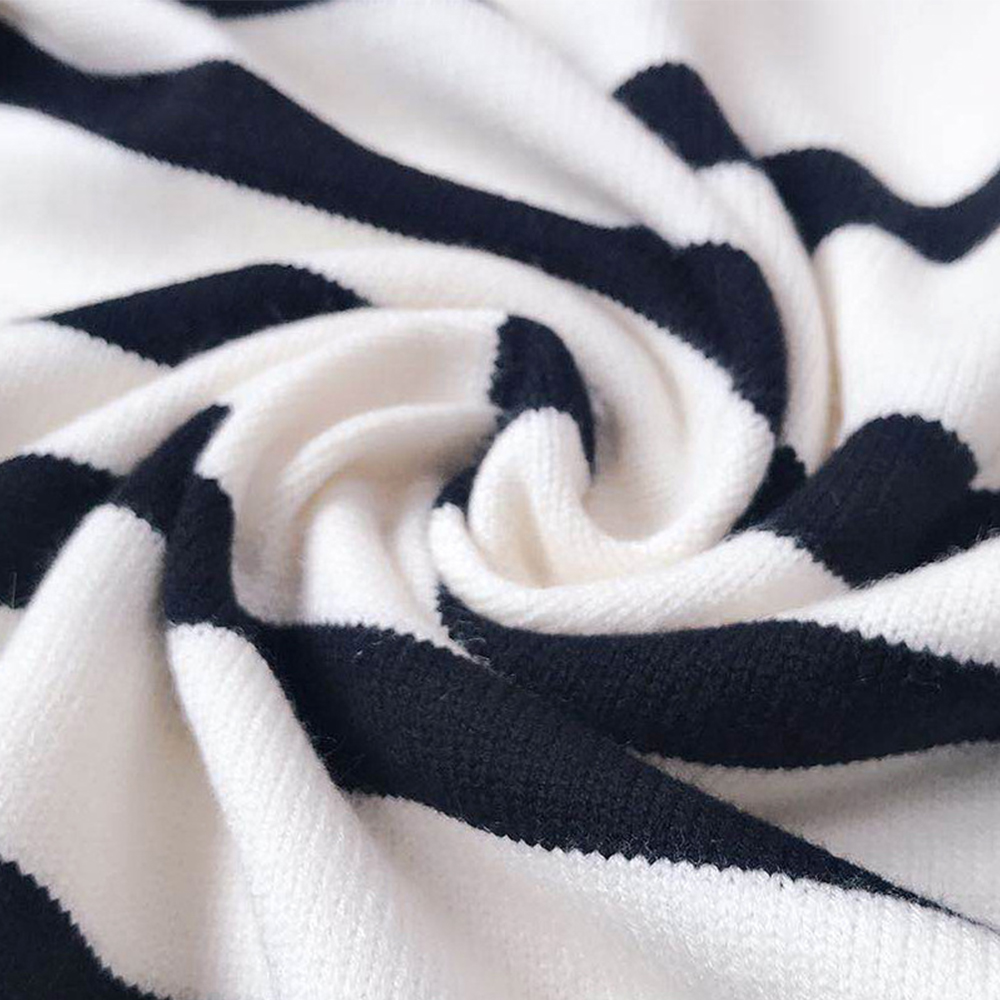 Jesienny i zimowy nowy sweter z metalowymi guzikami w paski z długimi rękawami