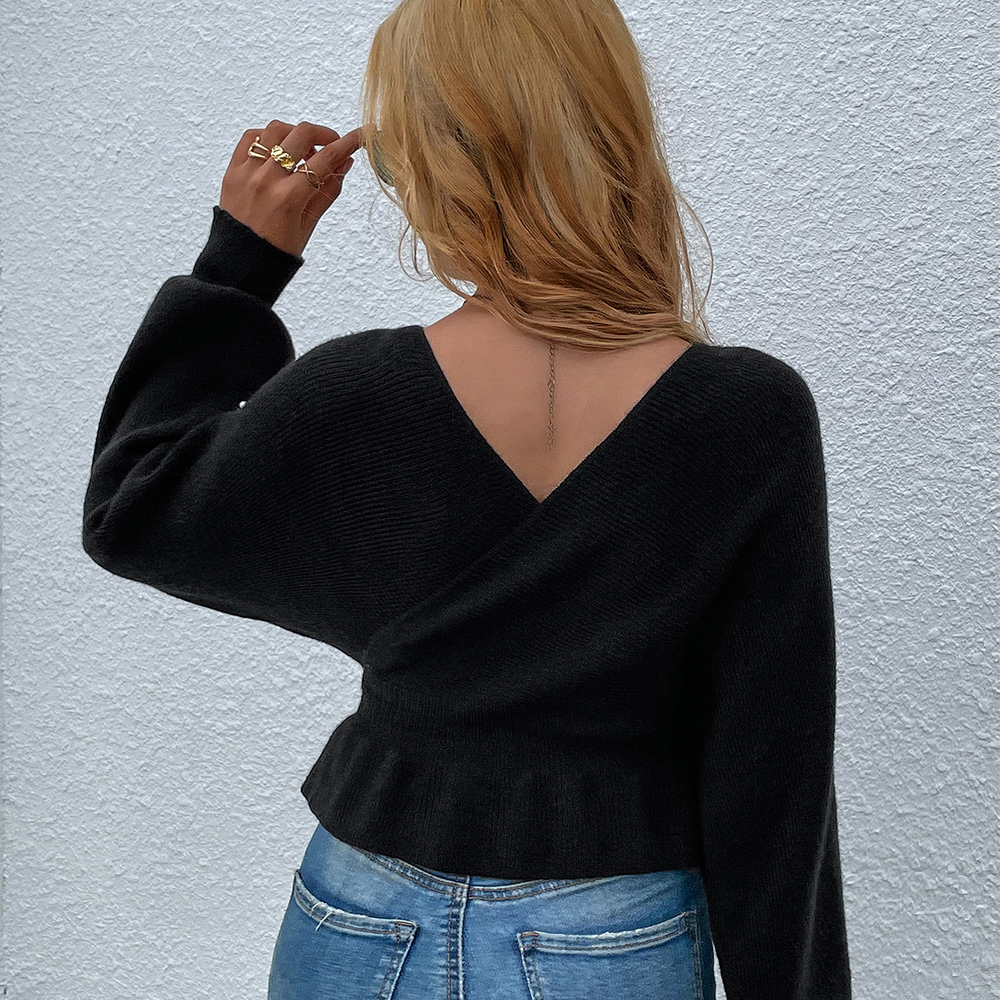 Sweter z dzianiny ze skrzyżowanym dekoltem w szpic i perłowymi rękawami