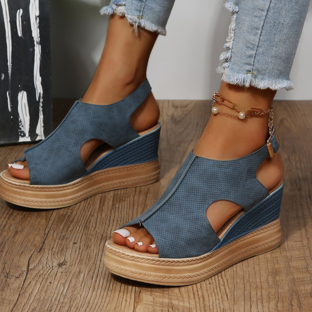 Lodowylabedz Rzymskie sandały na koturnie z odkrytymi palcami i sprzączką