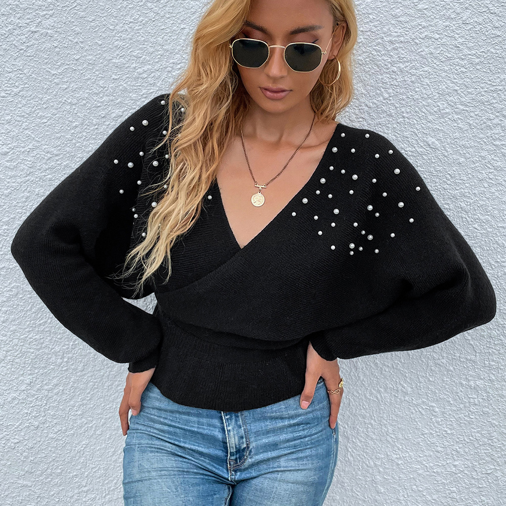 Sweter z dzianiny ze skrzyżowanym dekoltem w szpic i perłowymi rękawami