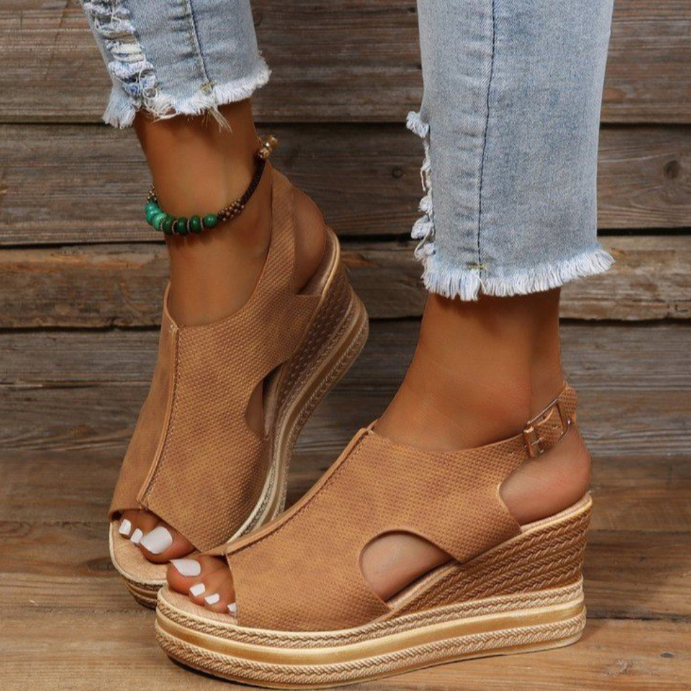 Lodowylabedz Rzymskie sandały na koturnie z odkrytymi palcami i sprzączką