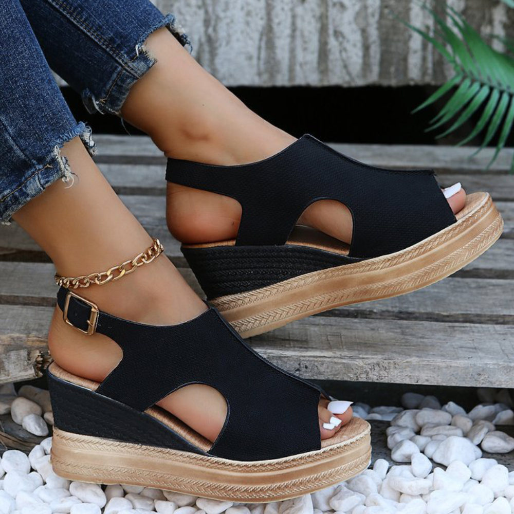 Lodowylabedz Rzymskie sandały na koturnie z odkrytymi palcami i sprzączką