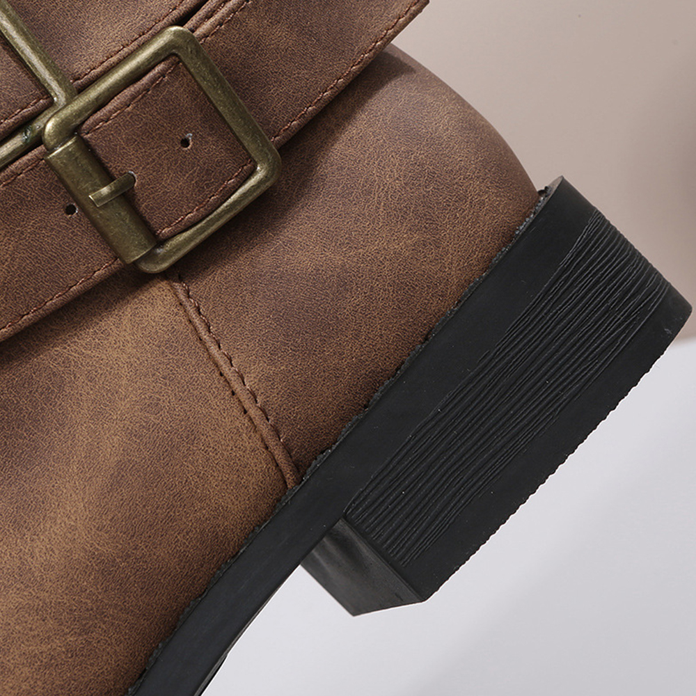 Kozaki Martin z klamrą w stylu vintage