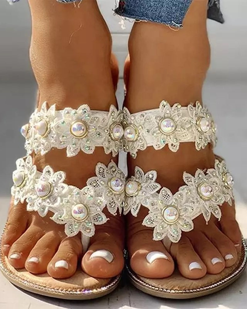 Sandały z perłowymi kwiatami