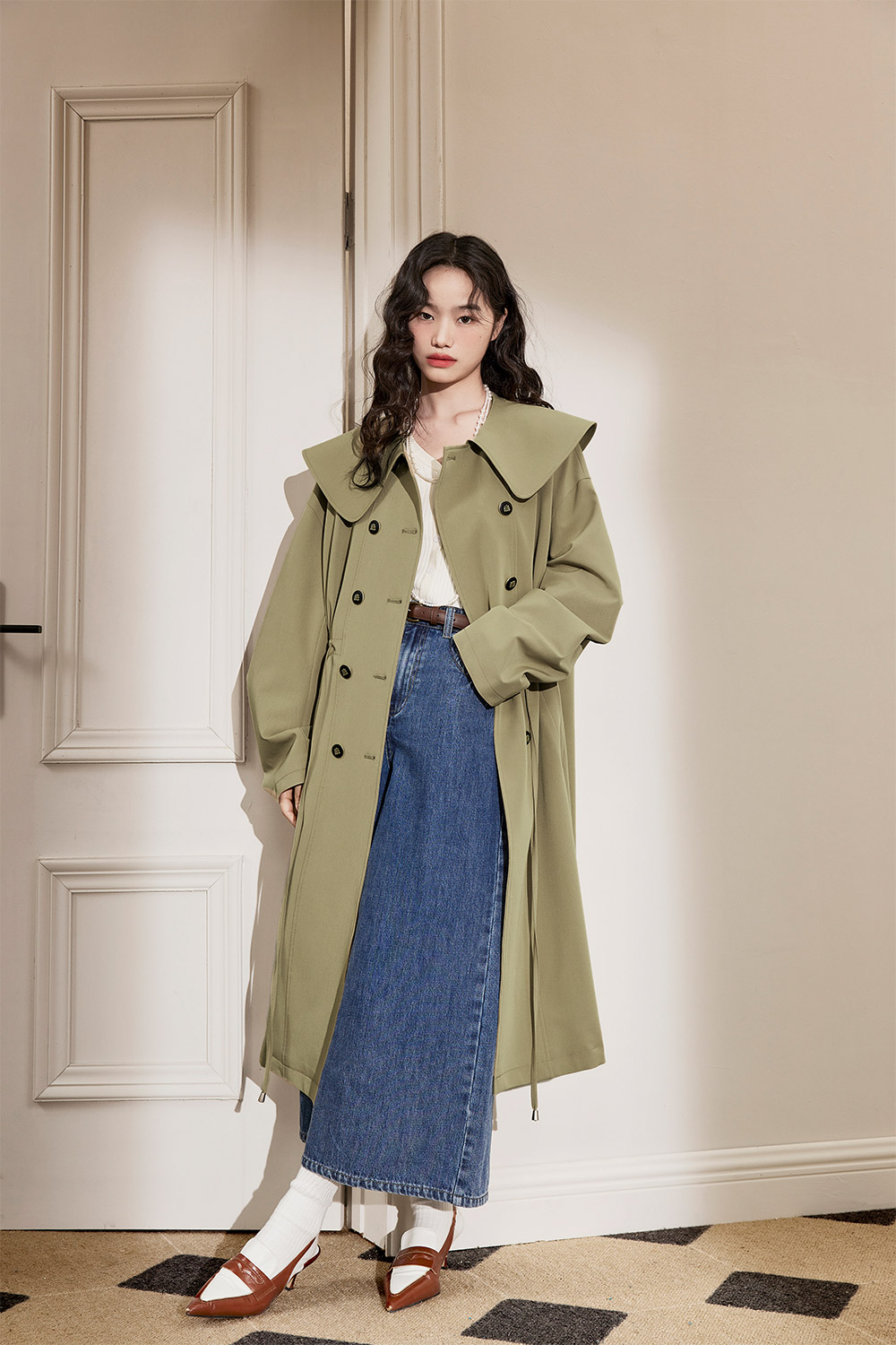 Long waist-length trench coat with large lapels and double-breasted collar