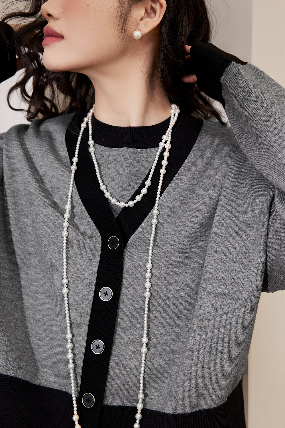 Two-piece v-neck cardigan with vest in grey