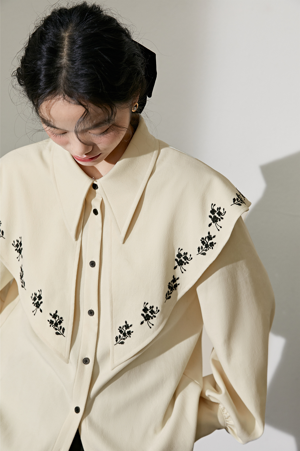 Fashionable shirt for women in winter 2022 new style embroidered lapel lantern sleeve loose shirt