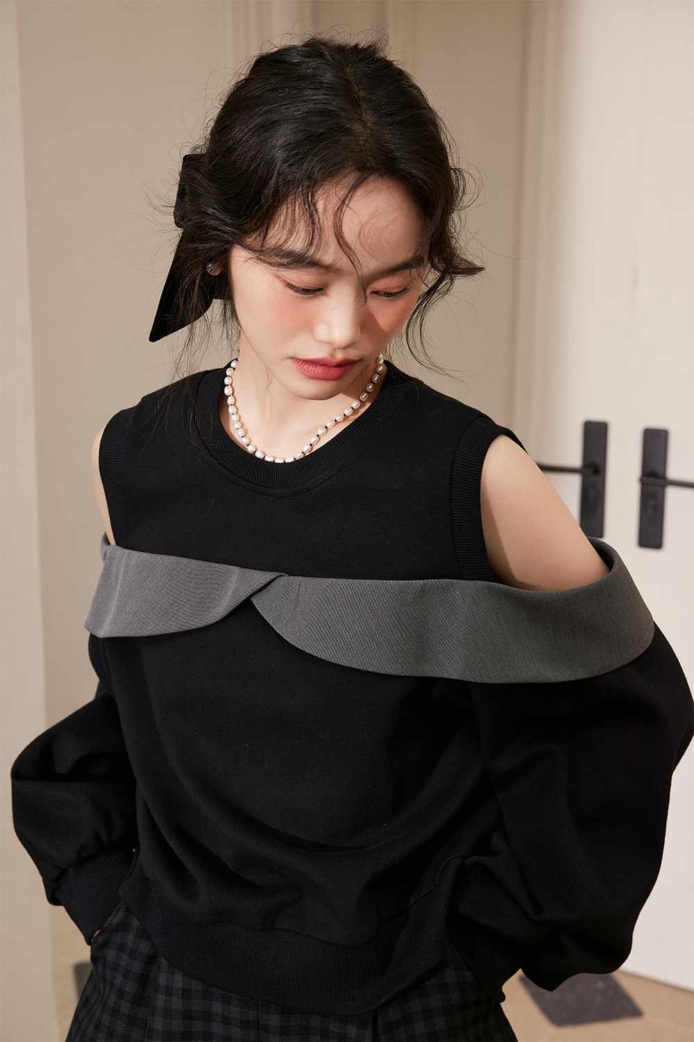 New black design chic knit top for spring