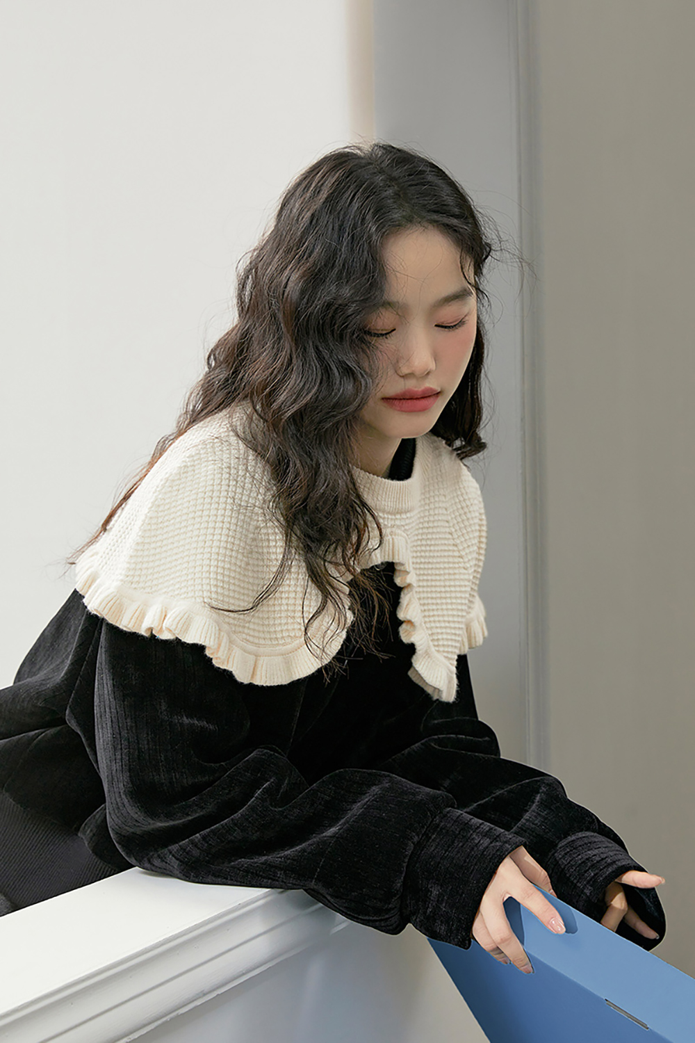 White shawl sweater with fake collar and knitted shoulder