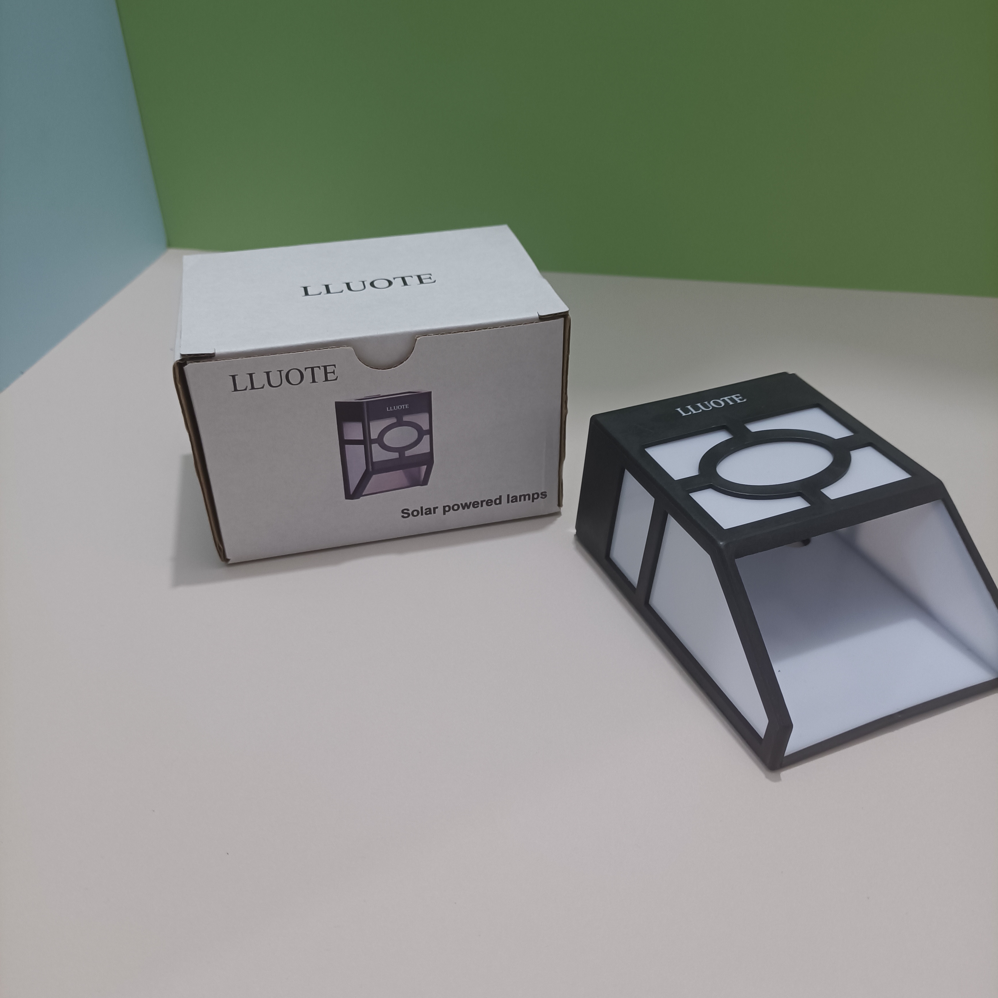 LLUOTE Solar powered lamps, high efficiency solar charging, bright LED lighting