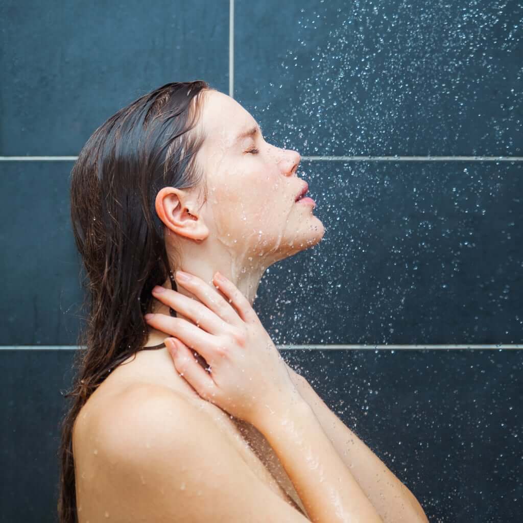 Can you shower with contact lenses?-mislens Eye lenses blog