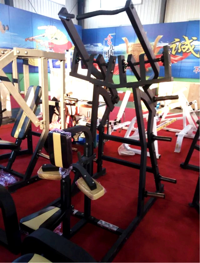 Iso-Lateral Front Lat Pulldown