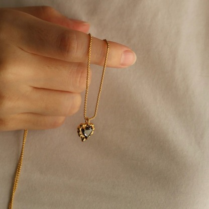 Yamileth Heart Necklace (Gold)