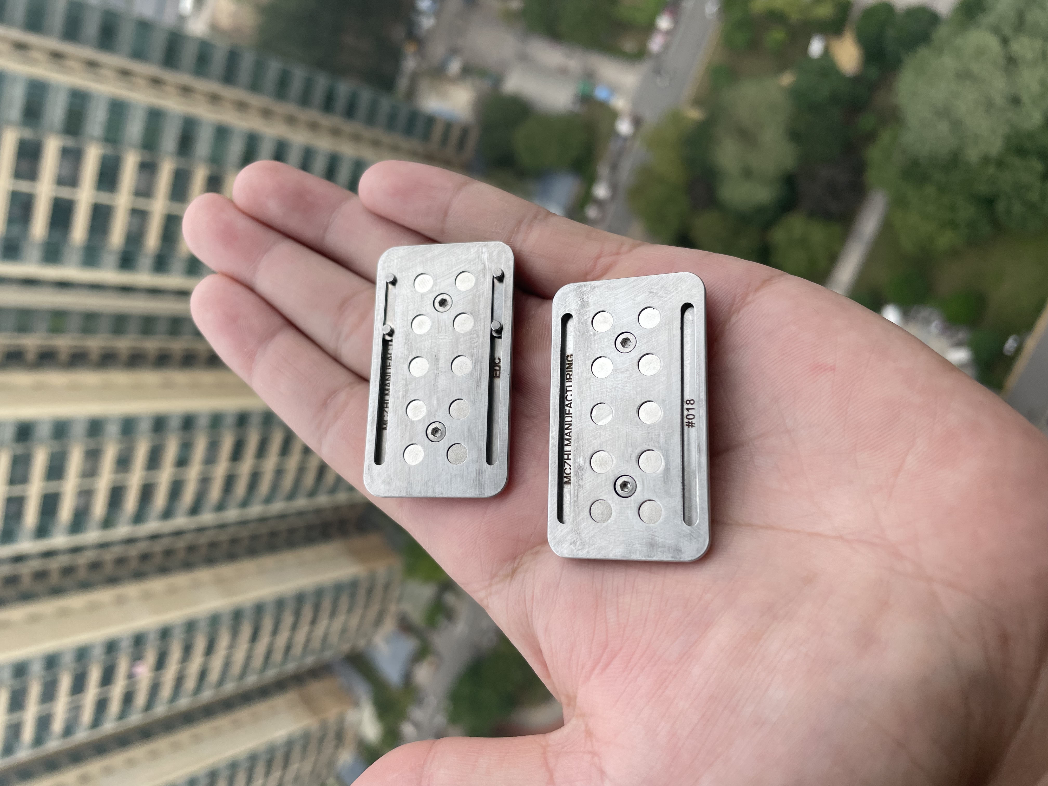 MAGIC TRACK-Big white EDC