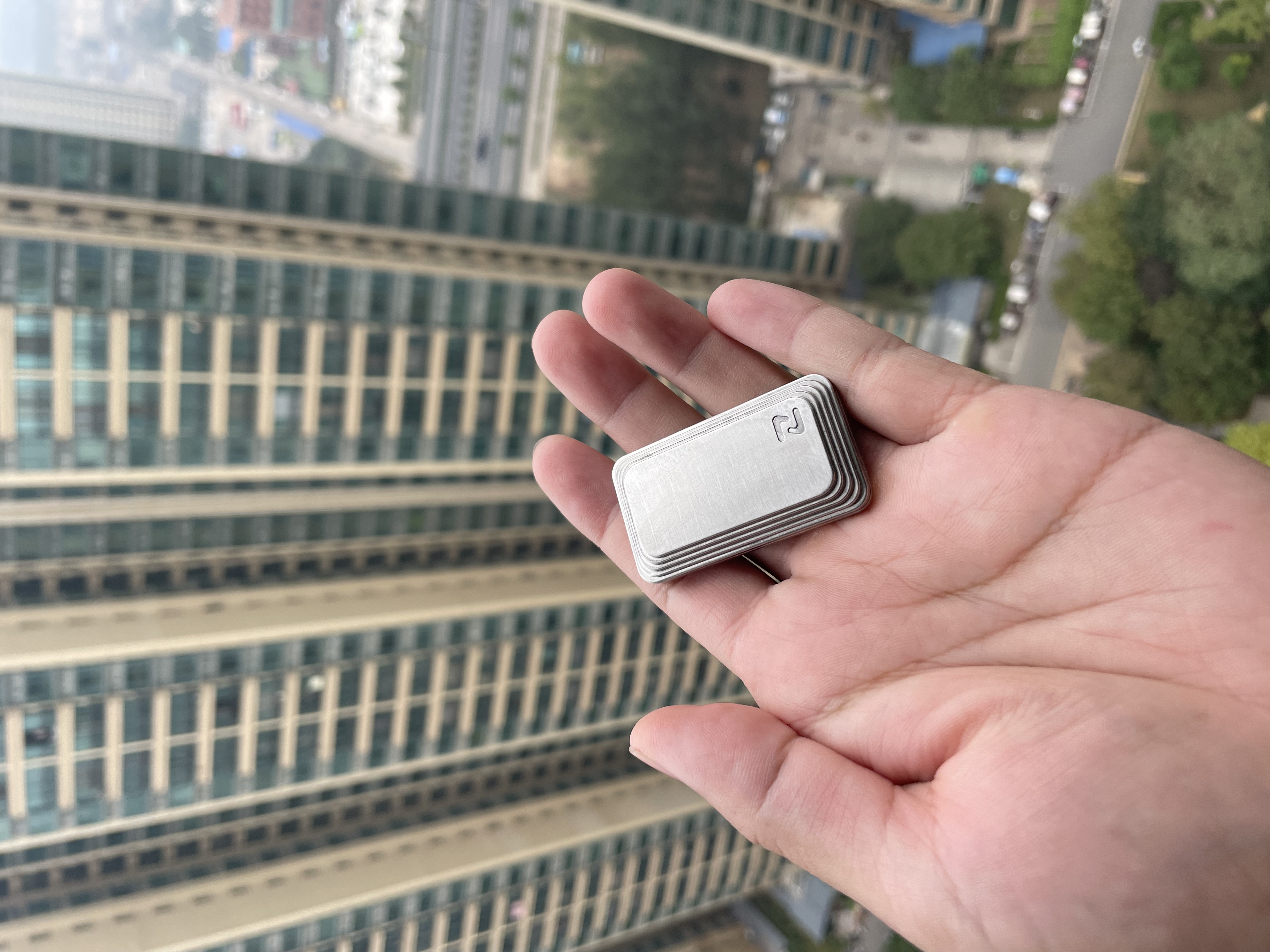 MAGIC TRACK-Big white EDC