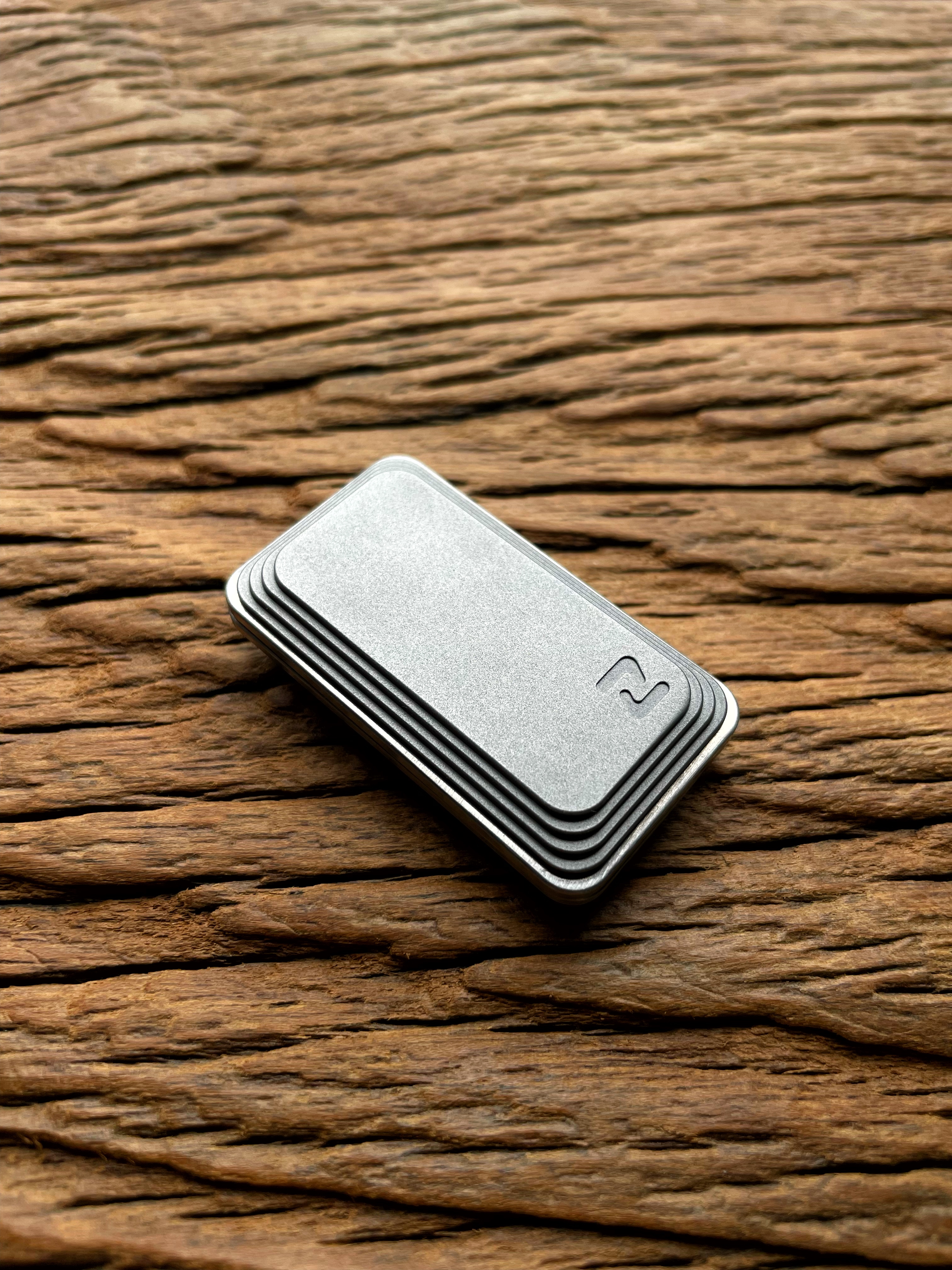 MAGIC TRACK-Big white EDC