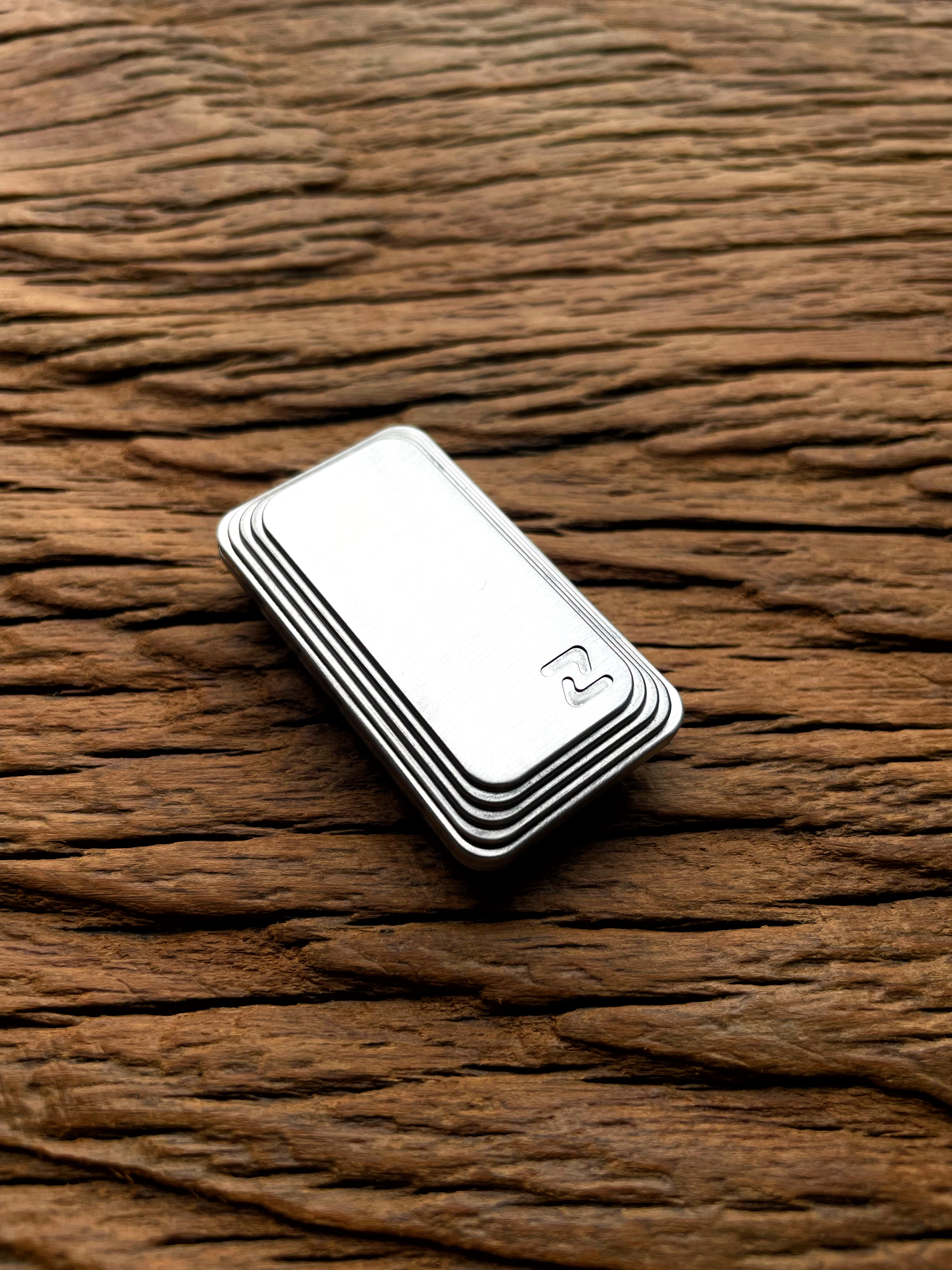 MAGIC TRACK-Big white EDC