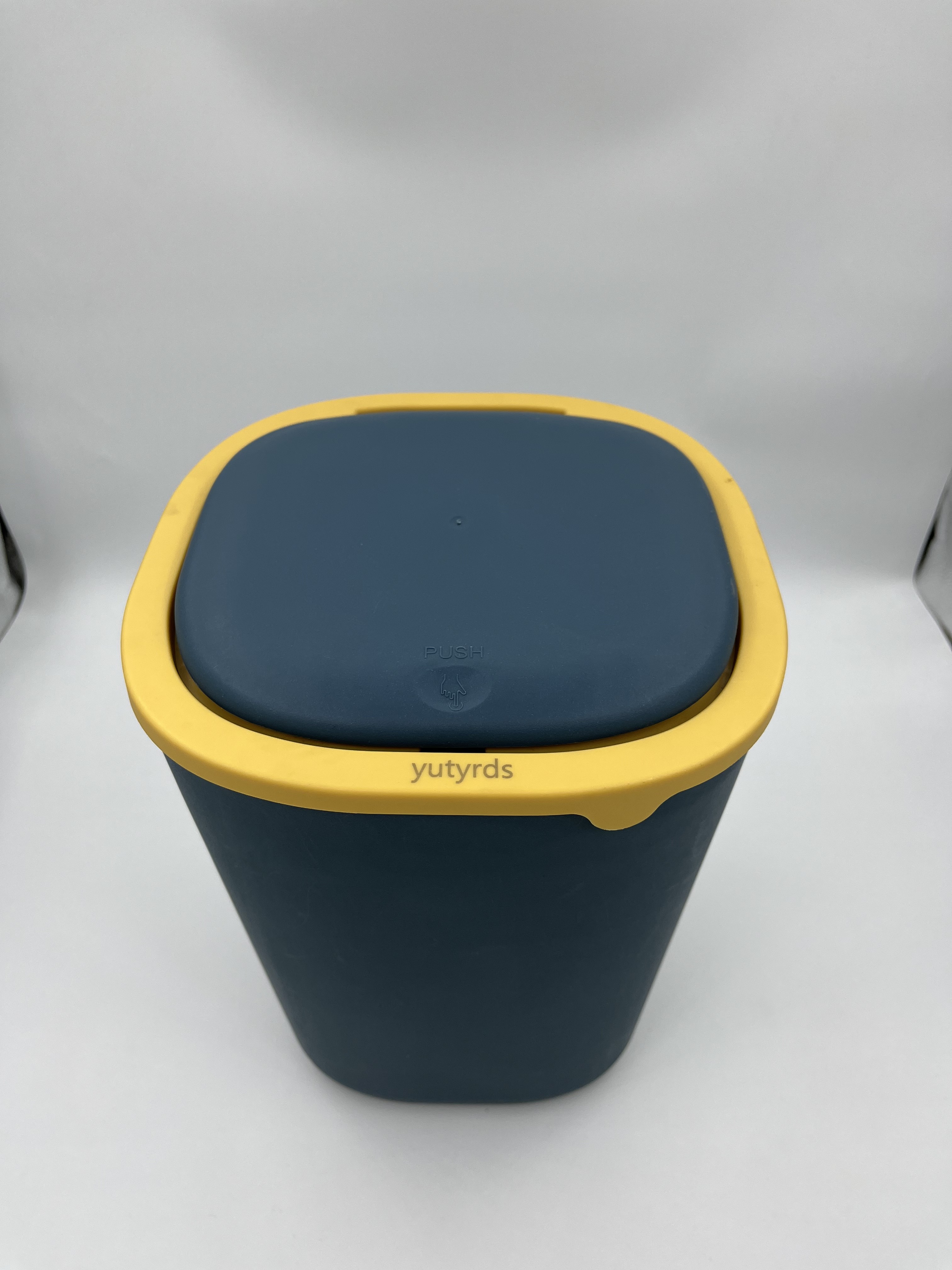 yutyrds Mini Desk Trash Can with Lid Countertop Waste Basket Small Tab