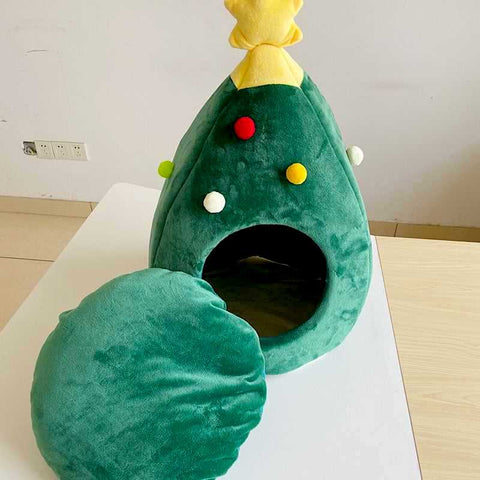 cama cerrada para gatos con árbol de navidad