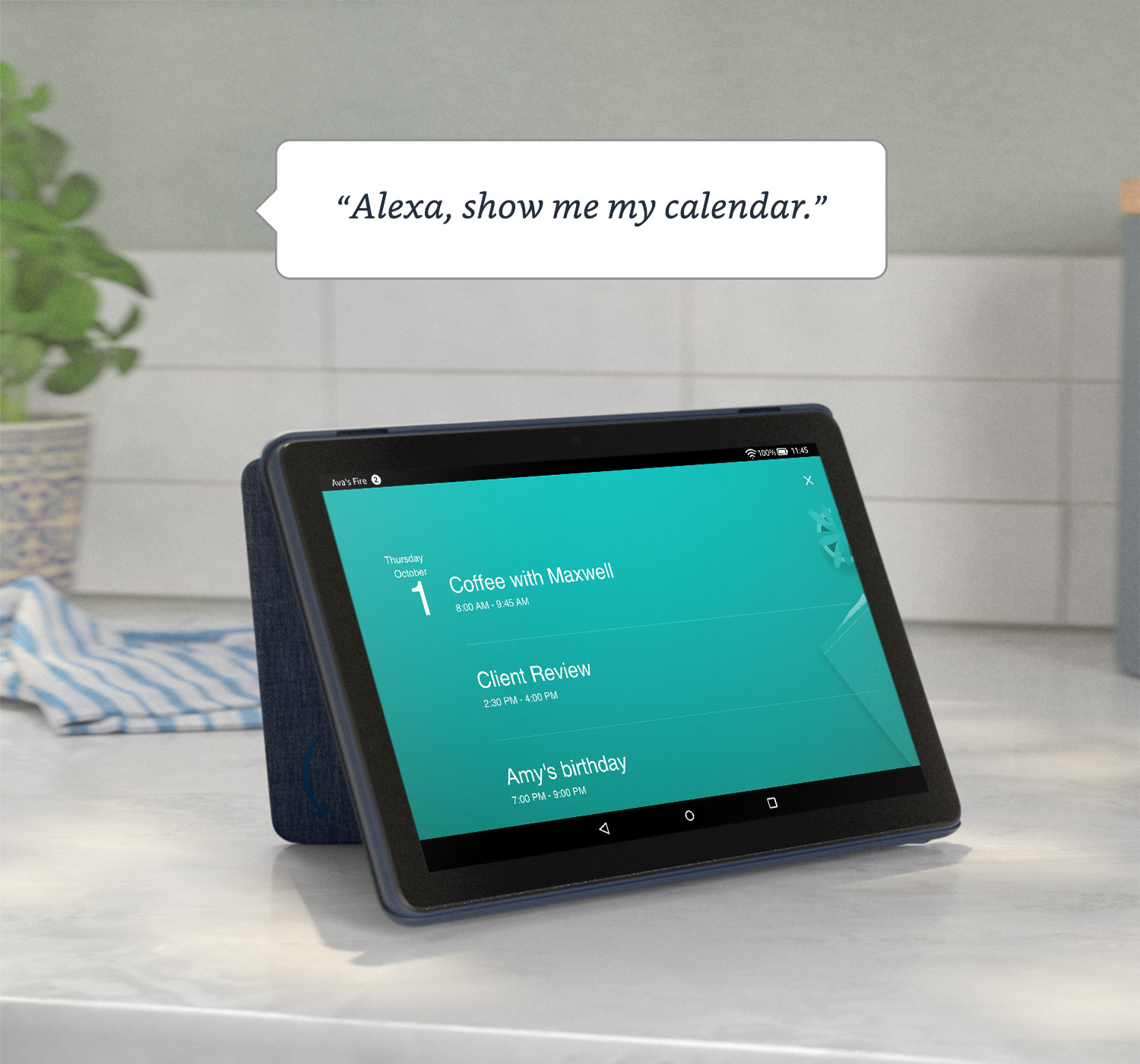 "Alexa, enséñame mi calendario." Tablet Fire HD 10 apoyada en la encimera de la cocina y mostrando un calendario diario.