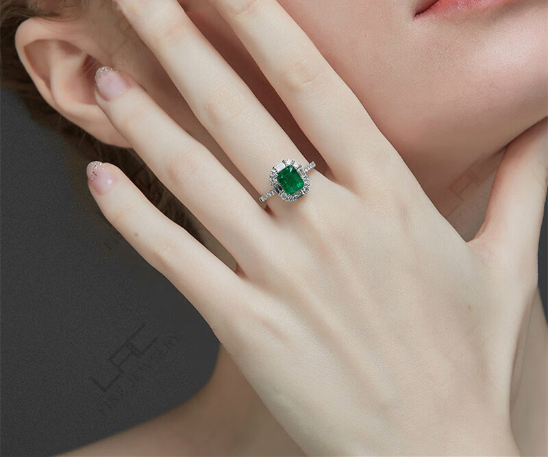 Natural emerald ring for women colored gemstone selection 2.320 carats