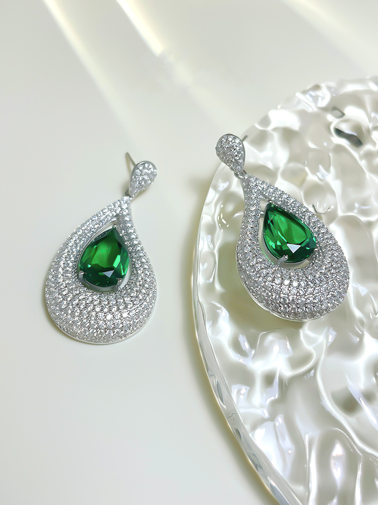 Fashionable and luxurious pear-shaped emerald earrings with high carbon diamonds