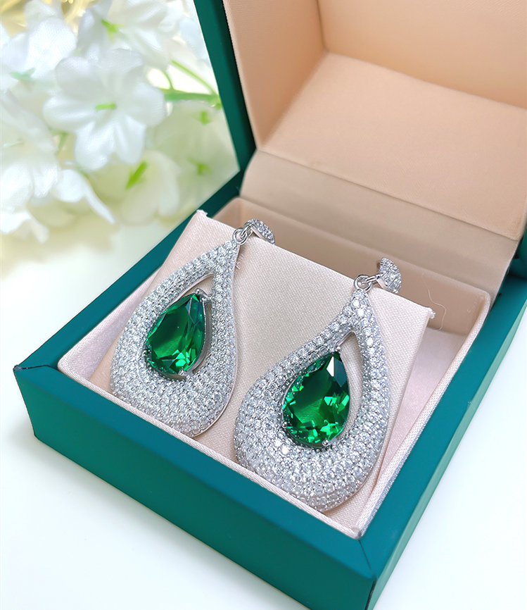 Fashionable and luxurious pear-shaped emerald earrings with high carbon diamonds