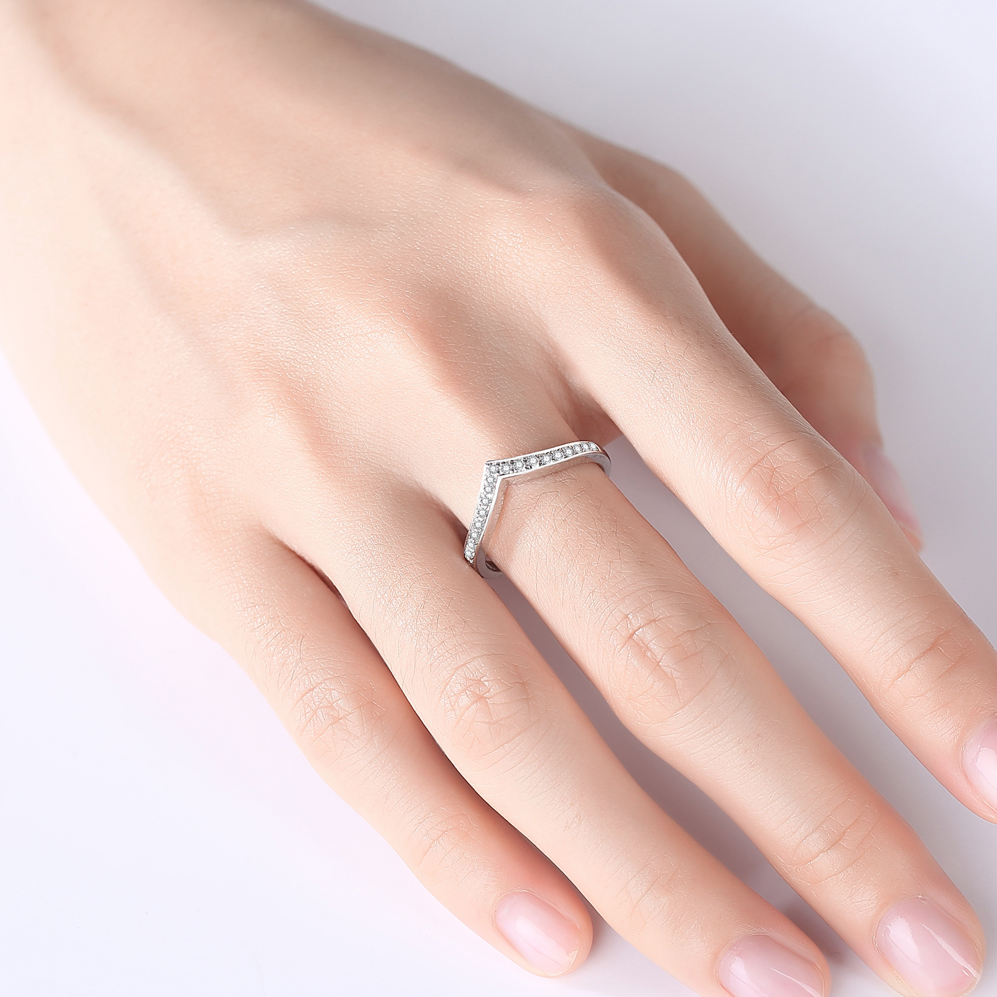 V-shaped row of diamond ring for women, a gift for girlfriend, beautiful gift box packaging, size can be freely adjusted